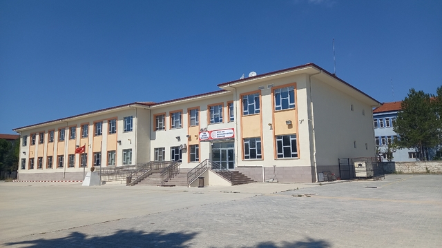 Gediz Yunus Emre MTAL bünyesinde ortaokul bölümü açıldı
Geleceğin nitelikli iş gücünü çok daha erken yaşta şekillendirecek tarihi bir adıma imza atıldı
Gediz İlçe Milli Eğitim Müdürü Recep Aydın;
"Amacımız, evlatlarımızın sadece lise çağında değil, henüz ortaokul sıralarındayken teknolojiyle, üretimle ve mesleki pratiklerle tanışmasıdır"