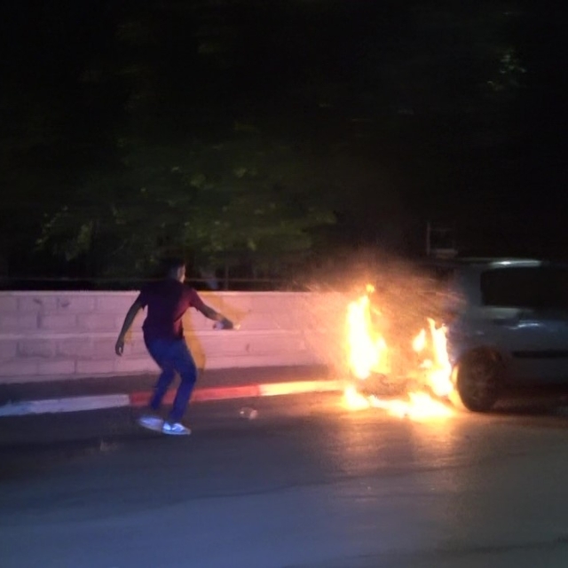 Park halindeki araç alev alev yandı, vatandaşlar su şişesi ile söndürmeye ç...