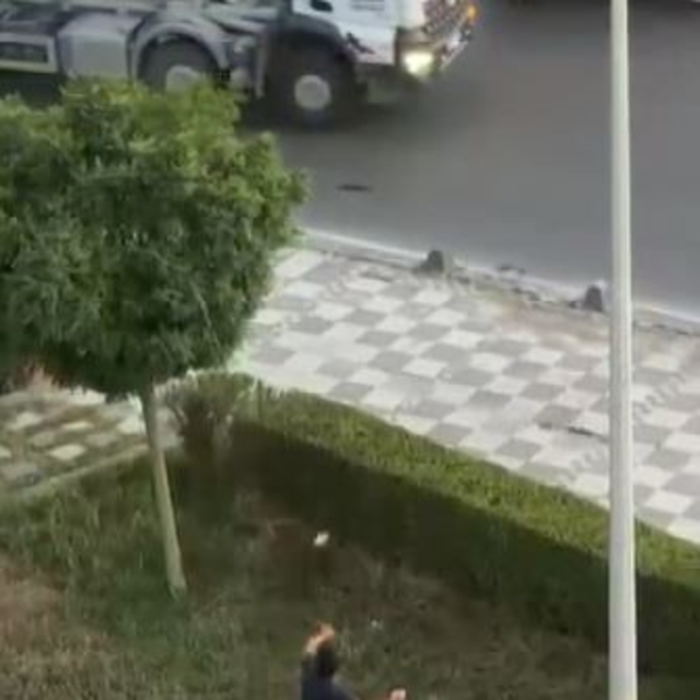 Seyir halindeki araçları taşladılar