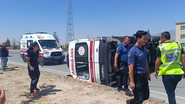 Niğde'de ambulans ile otomobil çarpıştı: 5 yaralı