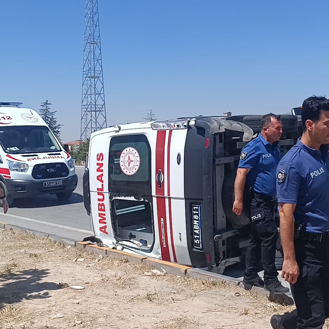Niğde'de ambulans ile otomobil çarpıştı: 5 yaralı