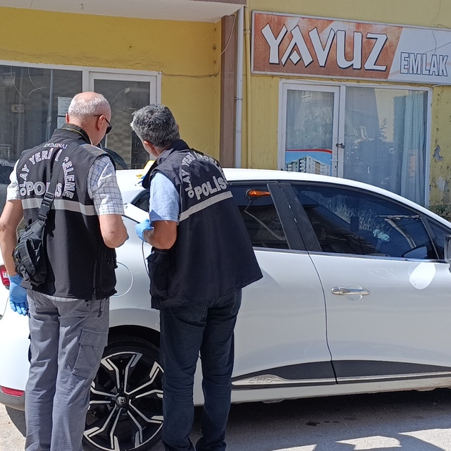 Park halindeki otomobile yorgun mermi isabet etti