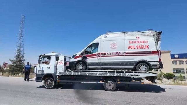 Niğde'de ambulans ile otomobil çarpıştı: 3'ü sağlık çalışanı 5 yaralı