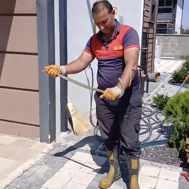 Yozgat'ta evin bahçesine giren yılan doğaya bırakıldı