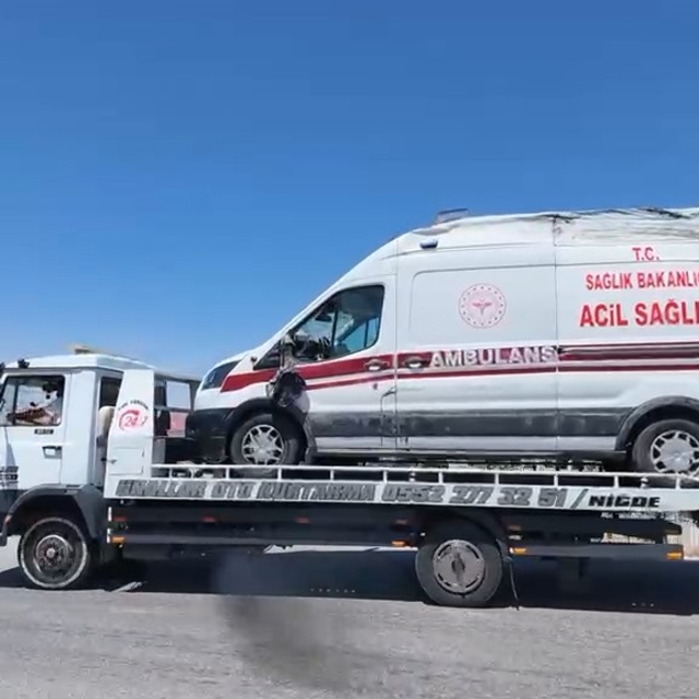 Niğde'de ambulans ile otomobil çarpıştı: 3'ü sağlık çalışanı 5 yaralı