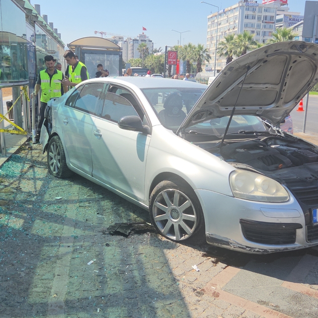 Otomobil tramvay istasyonuna çarptı: 3 yaralı