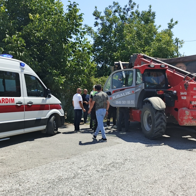 Bafra'da iş makinesi ile kamyon çarpıştı: 1 yaralı