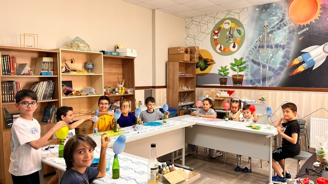 Başiskele'de miniklerin yaz tatili bilim ve teknolojiyle dolu geçiyor