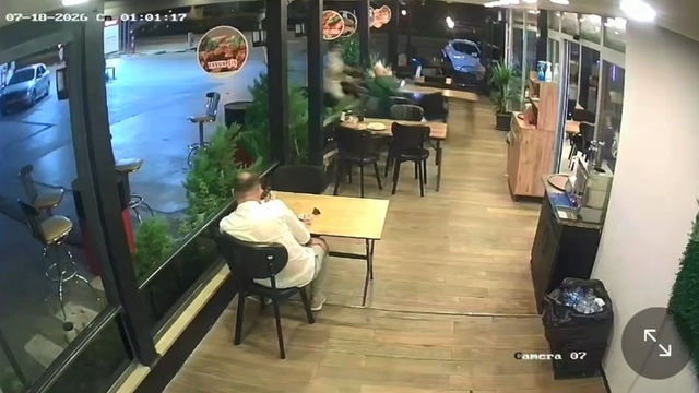 Motosiklet, lokantadaki müşteriye çarptı; o anlar kamerada