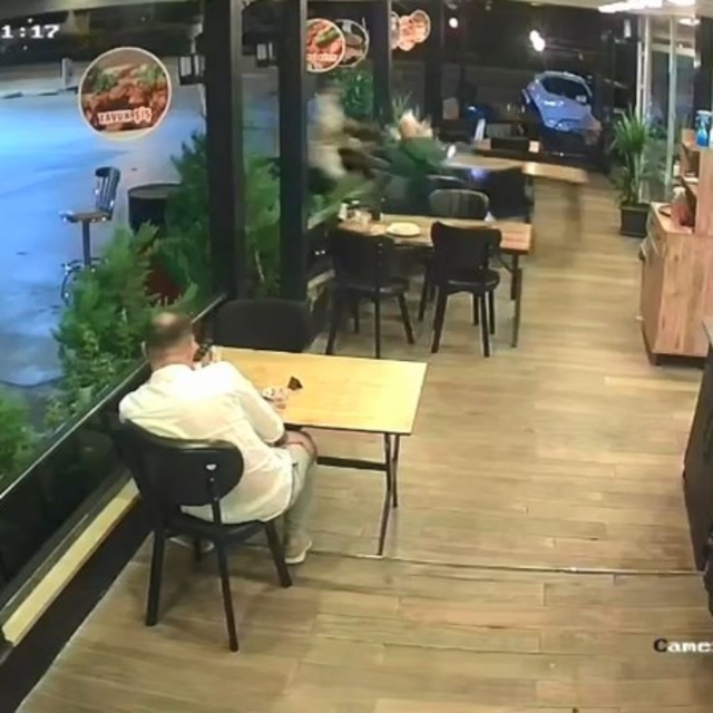Motosiklet, lokantadaki müşteriye çarptı; o anlar kamerada