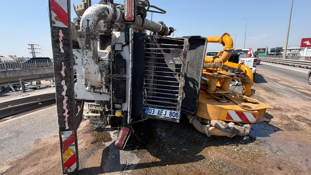 Beton pompası kamyonu bariyerlere çarpıp yan yattı
Sürücü araç camı kırılarak çıkartıldı