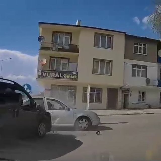 Trafik kazası anbean araç kamerasında