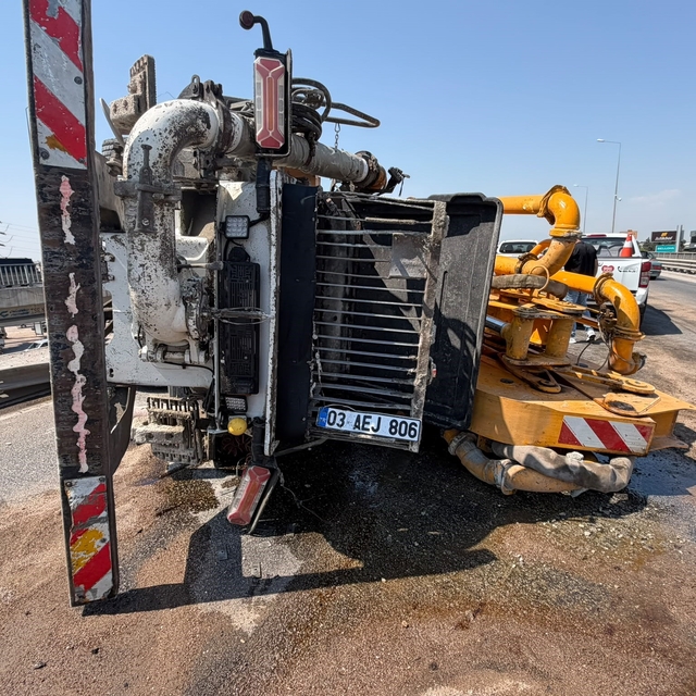 Beton pompası kamyonu bariyerlere çarpıp yan yattı
Sürücü araç camı kırılar...