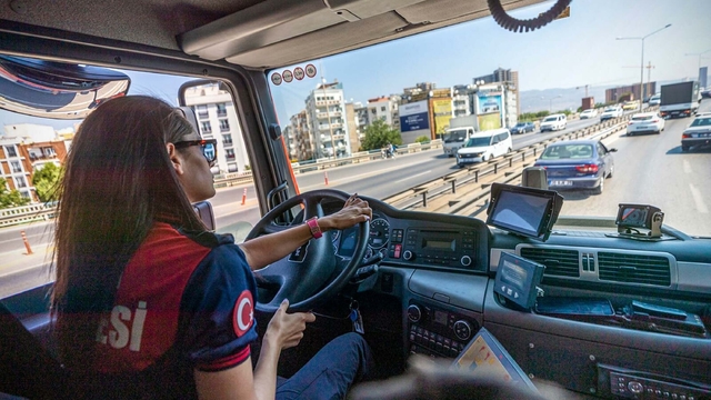 İzmir itfaiyesinin ilk ve tek kadın şoförü Ayet: Ekip arkadaşlarımın canı bana emanet