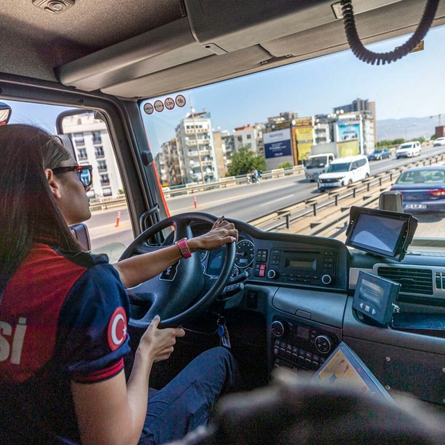 İzmir itfaiyesinin ilk ve tek kadın şoförü Ayet: Ekip arkadaşlarımın canı b...