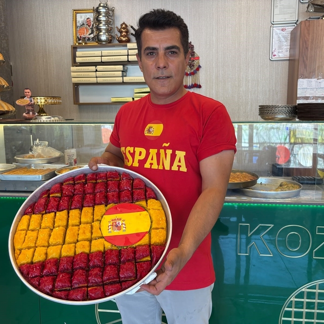Dünyaca ünlü Gaziantep baklavası dünya şampiyonu İspanya renklerine büründü