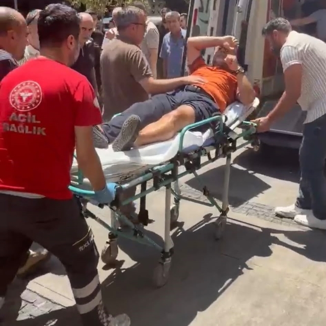 İzmir'de silahlı saldırı: Kaçmaya çalışan saldırganı trafik polisi yakaladı