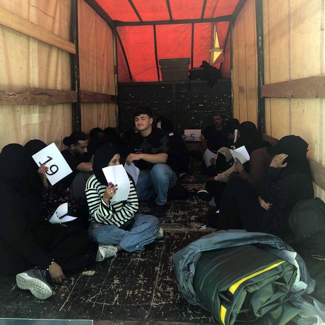 Kamyonetin kasasında 20 kaçak göçmen yakalandı
