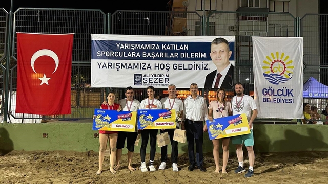 Gölcük'te 304 minik sporcunun plaj voleybolu heyecanı