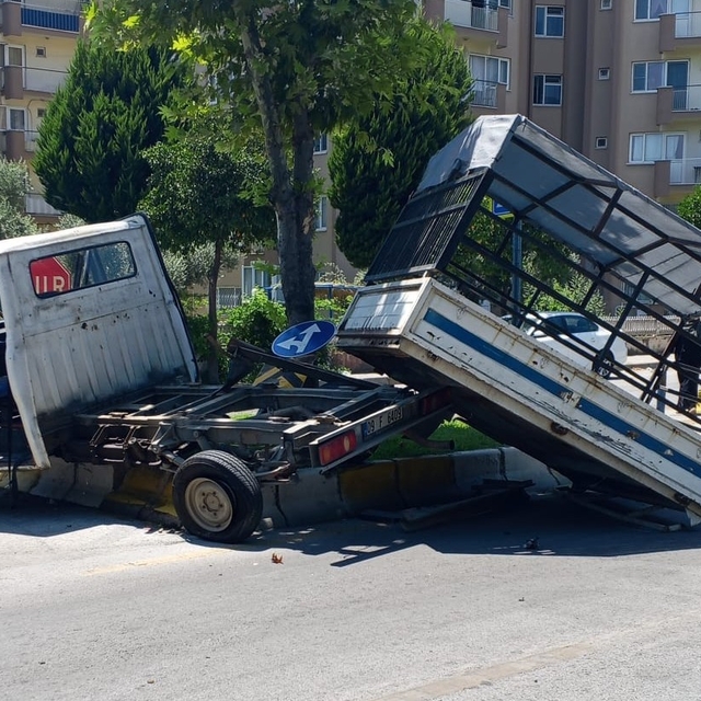 Otomobille çarpışan kamyonet refüje çıktı: 1 yaralı