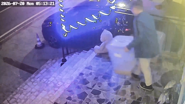 Dükkan önünde mama kutusu hırsızlığı kamerada
