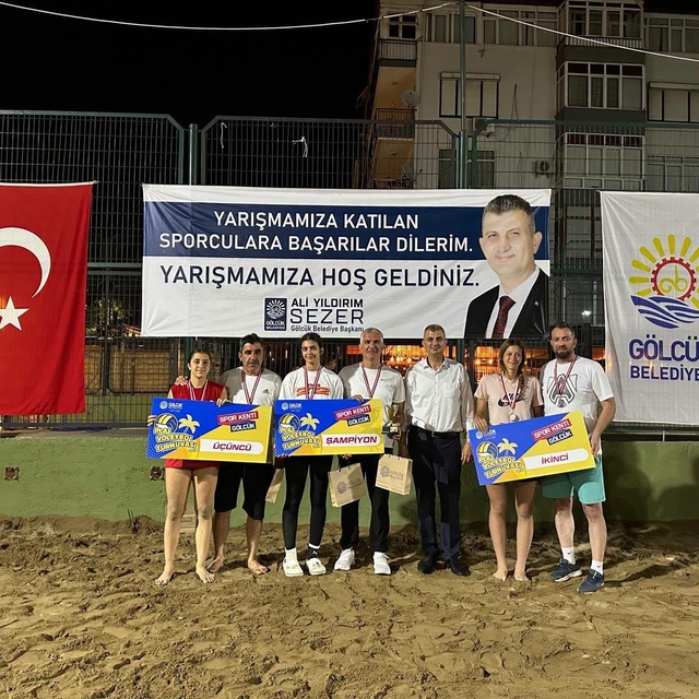 Gölcük'te 304 minik sporcunun plaj voleybolu heyecanı