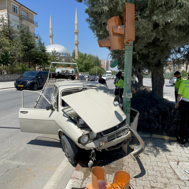 Karaman'da otomobil trafik lambasına çarptı: 1 yaralı