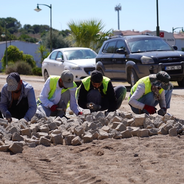 Ayvalık'ta yol ve kaldırım çalışmaları sürüyor