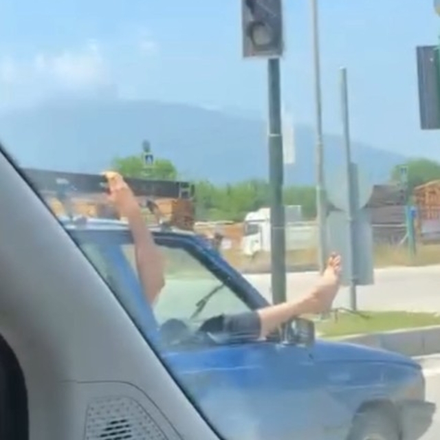 Ayaklarını camdan çıkarıp, içki içen 'ehliyetsiz' sürücünün polisten kaçtığ...