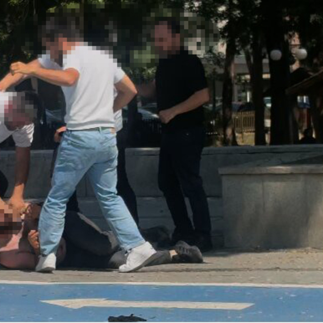Tartıştıkları kişiyi döven 4 kişi gözaltına alındı; olay kamerada