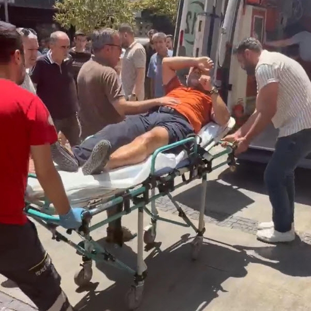 İzmir'de husumetliler arasında silahlı kavga: 1 yaralı