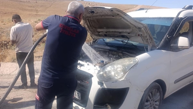 Siirt'te seyir halindeki araç alev topuna döndü