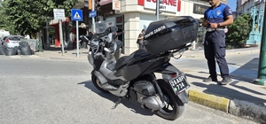 Otomobille çarpışan motosikletli trafik zabıtası yaralandı