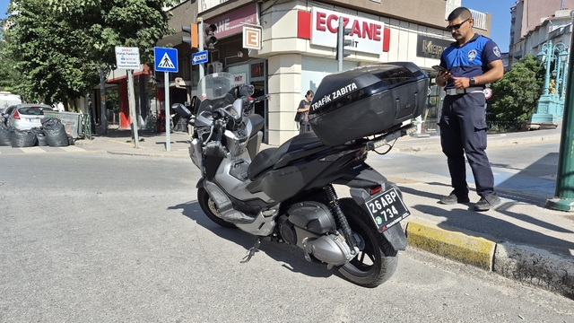 Otomobille çarpışan motosikletli trafik zabıtası yaralandı