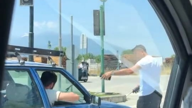 280 bin TL camdan ayak çıkarma cezası
Camından ayak çıkarılan aracın hem sürücüsüne hem de sahibine ceza