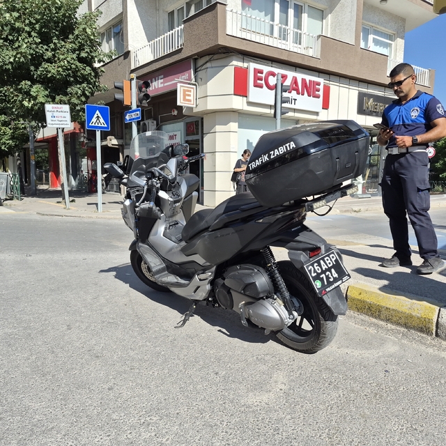 Otomobille çarpışan motosikletli trafik zabıtası yaralandı