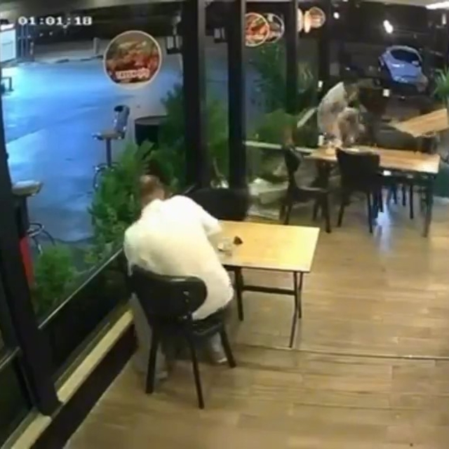Motosiklet lokantada oturan müşteriye çarptı