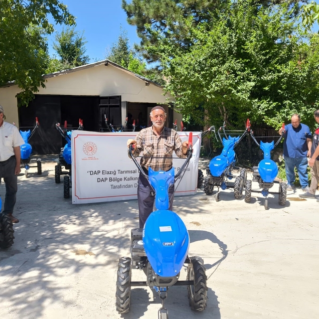 Elazığ'da çiftçilere çapa makinesi dağıtıldı