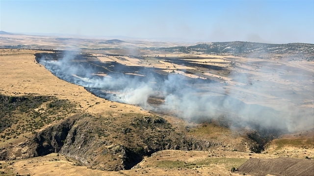 Seyitgazi'de 3 köye yayılan yangına havadan ve karadan müdahale sürüyor
Eskişehir Valisi Yılmaz'dan Seyitgazi'deki yangınla ilgili açıklama