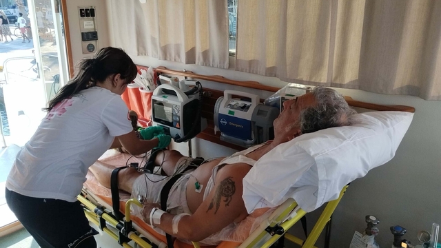 Mavi turda ve Yunan adasında rahatsızlanan 3 kişi, deniz ambulansıyla Bodrum'a taşındı