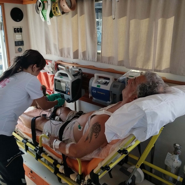 Mavi turda ve Yunan adasında rahatsızlanan 3 kişi, deniz ambulansıyla Bodru...