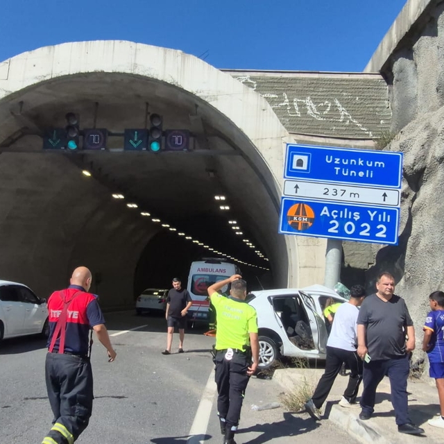 Tünel girişinde duvara çarpan otomobilin sürücüsü ağır yaralandı