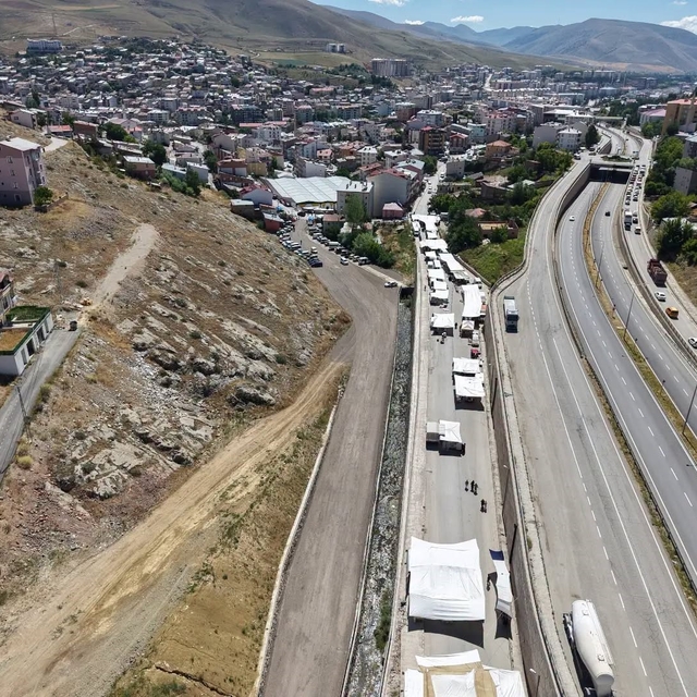Kapalı halk pazarı otoparkı hizmete açıldı