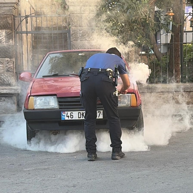 Kayseri'de park halindeki otomobilde yangın