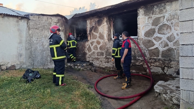 Yangına uykuda yakalanan 22 kişilik aile kurtarıldı