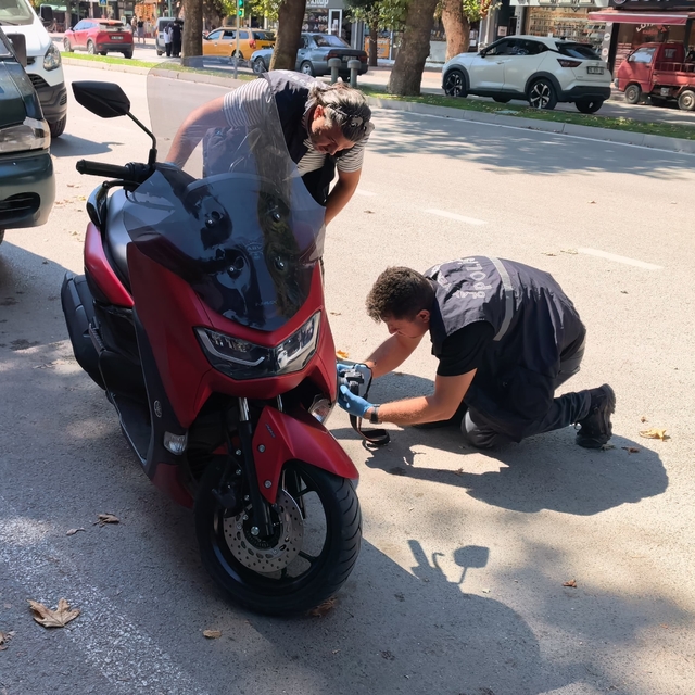 Motosikleti aldı, plakanın sahte olduğunu polis kontrolünde öğrendi