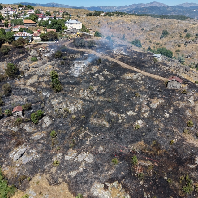 Ordu'da tarım arazisinde çıkan yangında 5 samanlık yandı