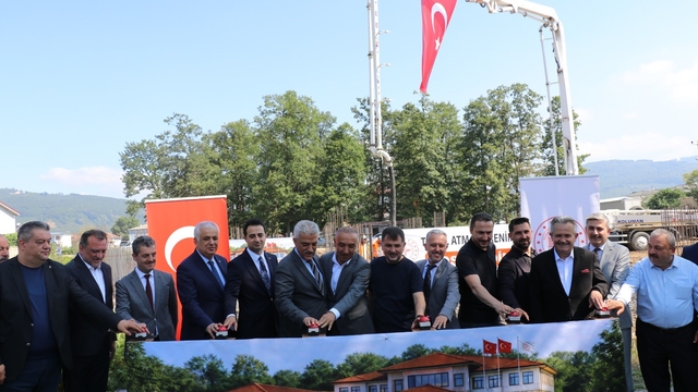 Cumayeri'nde sağlık hizmetleri tek çatı altında toplanıyor
Modern entegre sağlık tesisinin temelleri atıldı