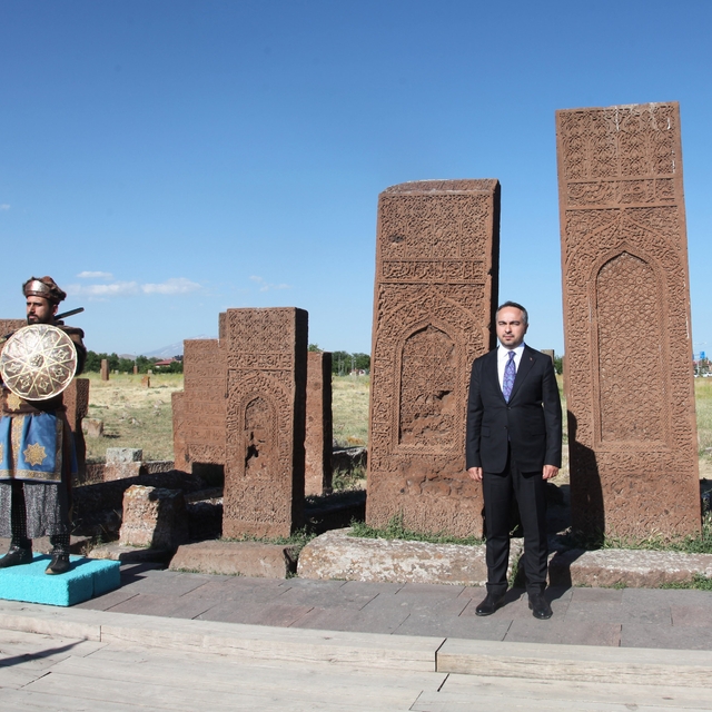 Bakan Yardımcısı Demiralp, Ahlat'ta Selçuklu Mezarlığı'nı ziyaret etti