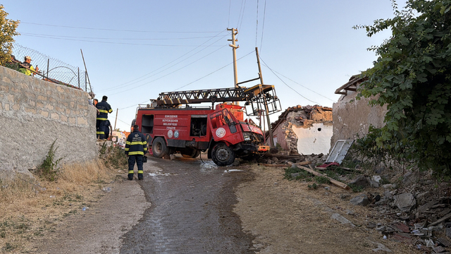Yangından dönen itfaiye aracı evin duvarına çarptı; 3 personel yaralı